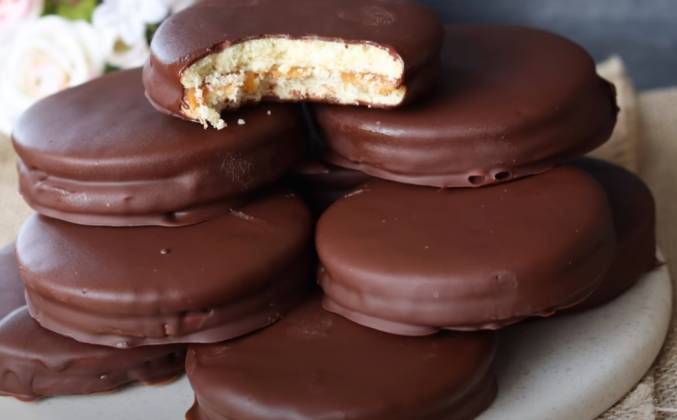 Песочное печенье с карамелью в шоколадной глазури рецепт