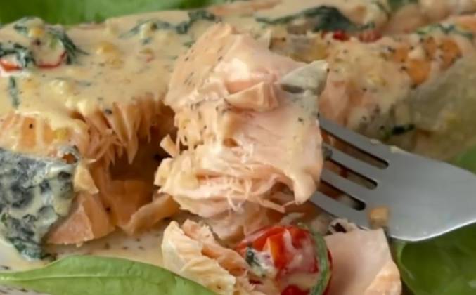 Видео Семга под сливочным соусом со шпинатом и помидорами рецепт