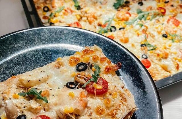 Пицца из лаваша с сыром и морепродуктами в духовке рецепт с фото пошагово