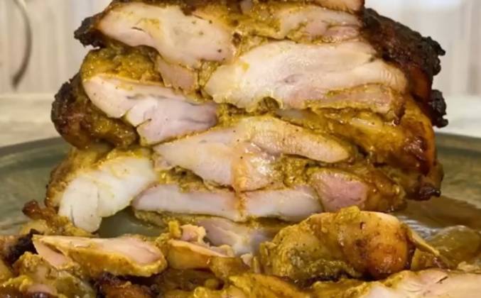 Видео Курица в майонезе с чесноком и луком в духовке рецепт