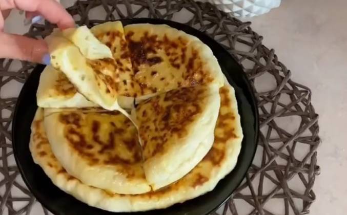 Видео Лепешка на кефире на сковороде с сыром моцарелла рецепт