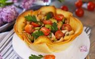 рецепт Салат из курицы, бекона, помидорами, сыром и авокадо