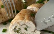 рецепт Куриные рулетики с творожным сыром и зеленью