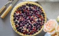 рецепт Песочный пирог со сметанной заливкой и ягодами