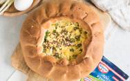 рецепт Дрожжевой пирог с яйцом, сыром и луком зеленым