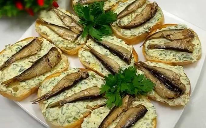 Бутерброд хлеб со шпротами, плавленым сыром и огурцами рецепт