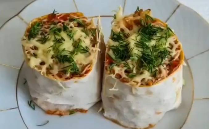 Видео Запеченный рулет из лаваша с фаршем и помидорами в духовке рецепт