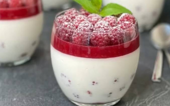 Творожной-сливочный десерт с ягодами рецепт