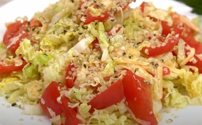 Салат из пекинской капусты, помидора, чеснока и сыра рецепт