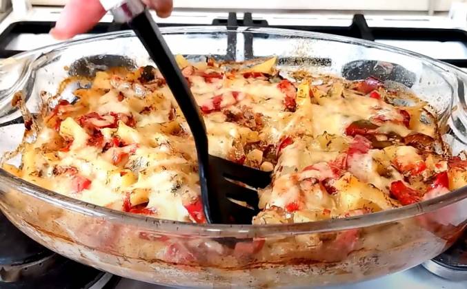 Свинина с картофелем в томатном соусе и сметане в духовке рецепт
