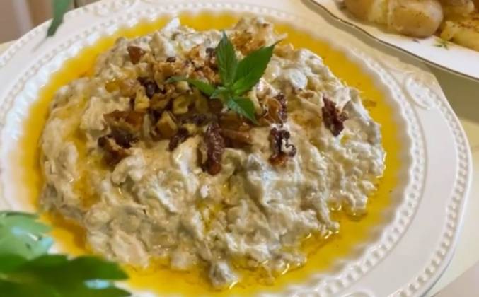 Видео Турецкий салат из баклажанов, курицы и орехами рецепт