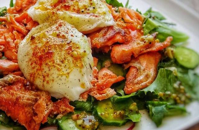 Салат с лососем, яйцом, редиской и огурцом рецепт