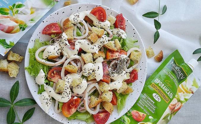 Салат с кальмарами и помидорами рецепт
