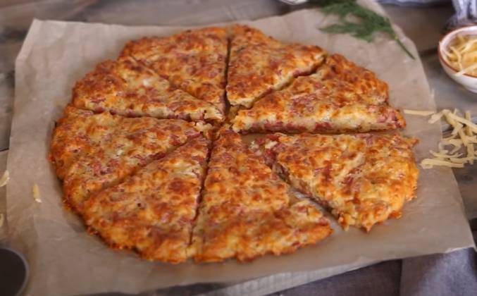 Пицца с сыром и колбасой почти без муки в духовке рецепт
