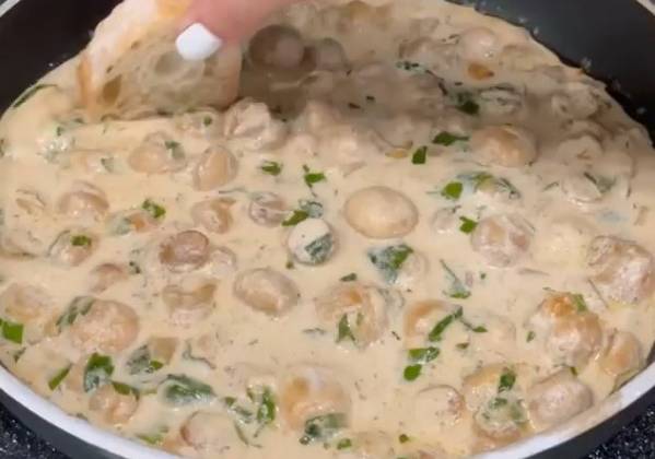 Видео Грибы шампиньоны в сливочном соусе на сковороде рецепт