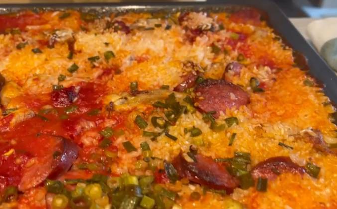Испанская паэлья с курицей, колбасой и рисом рецепт