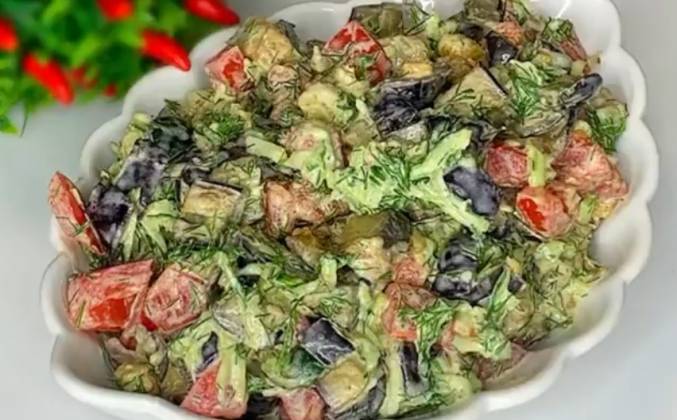 Видео Салат с баклажанами, помидорами и огурцами рецепт