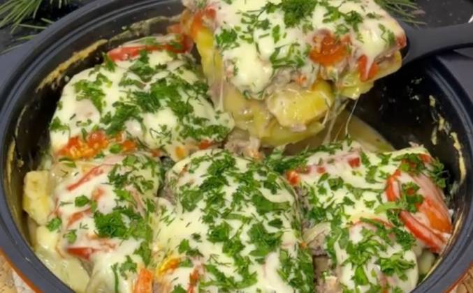 Видео Запеканка с фаршем, сыром, грибами и картошкой на сковороде рецепт
