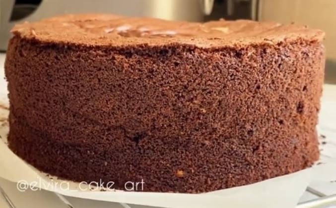 Видео Шоколадный бисквит для торта на кипятке рецепт