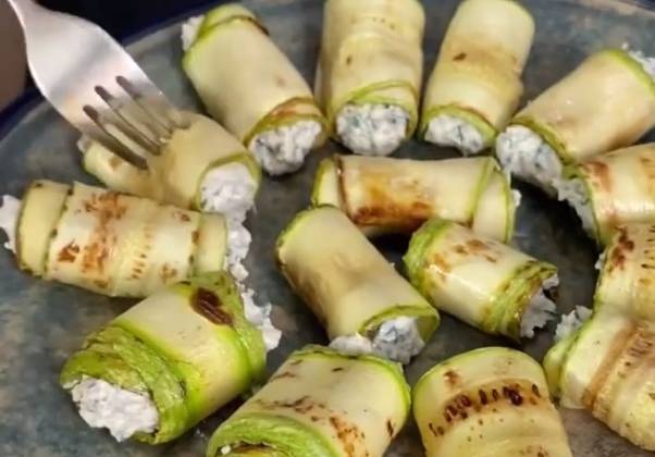 Видео Рулеты из кабачков с творожным сыром, чесноком и орехами рецепт