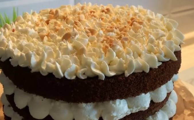 Видео Простой торт Сникерс шоколадный с кремом из сливок рецепт