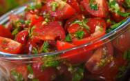 рецепт Закуска из помидоров с чесноком и зеленью быстрого приготовления