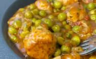 рецепт Куриные фрикадельки с овощами в томатном соусе