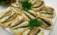 рецепт Бутерброд хлеб со шпротами, плавленым сыром и огурцами