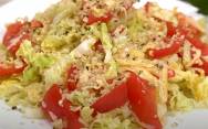 рецепт Салат из пекинской капусты, помидора, чеснока и сыра