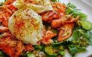 рецепт Салат с лососем, яйцом, редиской и огурцом