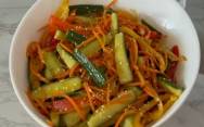 рецепт Салат из свежих огурцов, перца и морковки по корейски