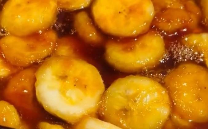 Видео Карамелизованные бананы на сковороде начинка для торта рецепт