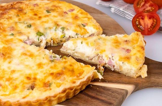 Французский пирог Киш Лорен с курицей, сыром и беконом рецепт