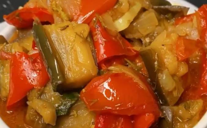 Видео Соте из баклажанов, перца, помидоров, лука и чесноком рецепт