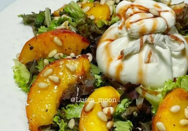Видео Салат с персиками и сыром буратта рецепт