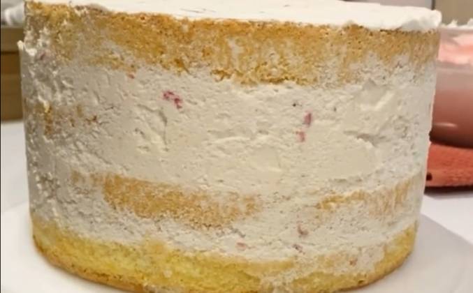 Видео Крем из йогурта, сливок и сахарной пудры для торта рецепт