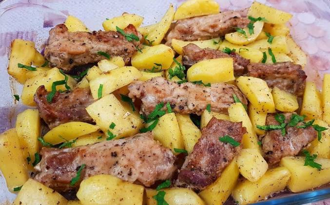Как приготовить свиные ребрышки с картошкой в духовке рецепт