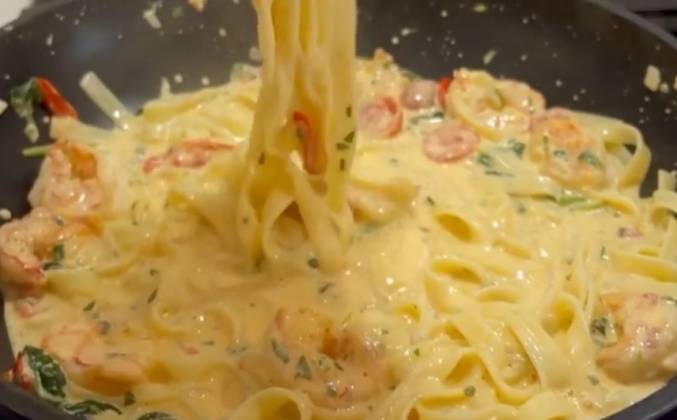 Видео Паста тальятелле с креветками в сливочном соусе рецепт