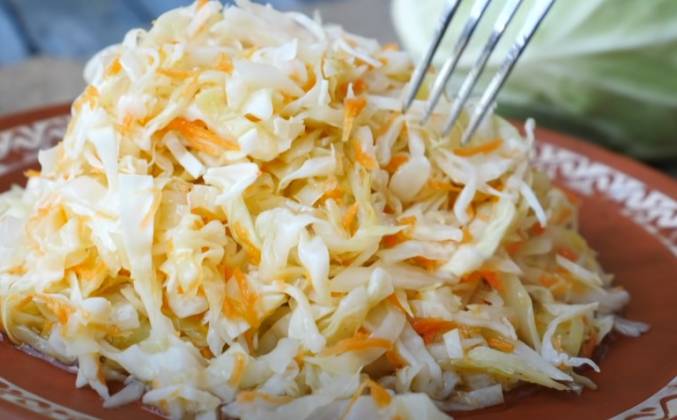 Хрустящий салат из капусты, морковкой и чесноком рецепт
