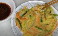 Корейские блинчики из кабачков, морковки и лука
