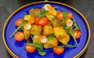 Салат с сладкими хрустящими баклажанами жареными помидорами