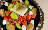 рецепт Салат греческий с сыром фета, помидорами, огурцами и перцем