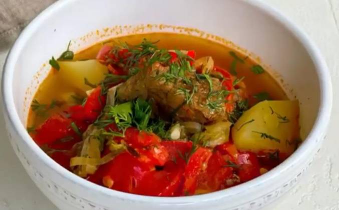 Видео Суп с говядиной, помидорами и болгарским перцем рецепт