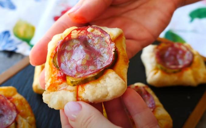 Мини слоеная пицца Сыр Колбаса Огурцы Кетчуп в духовке рецепт