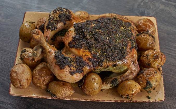 Курица, запечённая целиком в духовке с картошкой - Лайфхакер