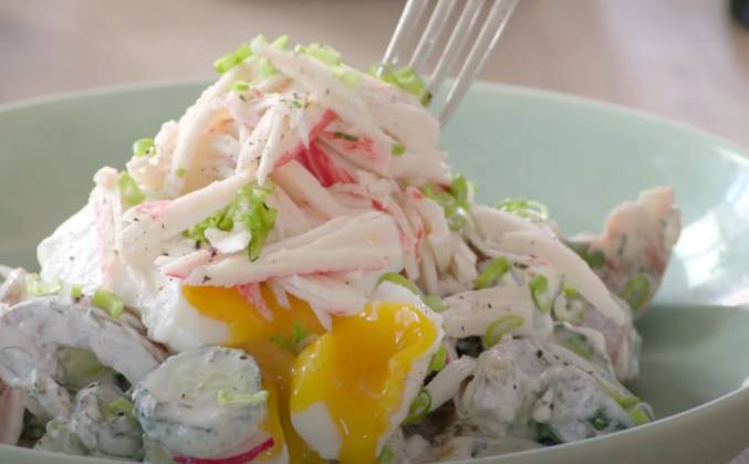 Салат с яйцом пашот, огурцом, помидорами и редисом рецепт