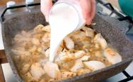 рецепт Куриное филе с грибами в соусе на сковороде
