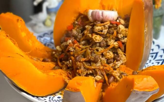 Видео Запеченная тыква с мясом, морковкой, фасолью, перцем и луком рецепт