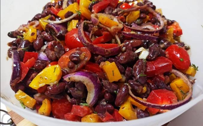 Салат с красной фасолью и помидорами рецепт