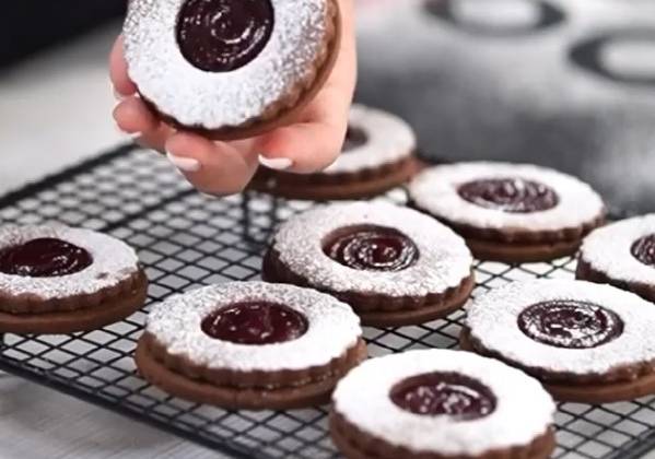 Видео Шоколадное печенье с вишней рецепт